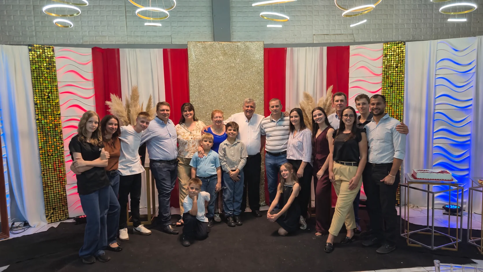 Familia frente al fondo dorado
